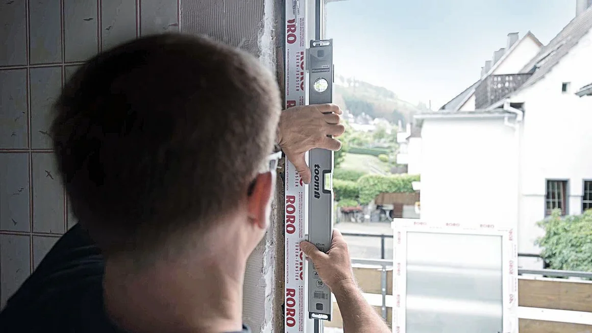 Person verwendet Wasserwaage